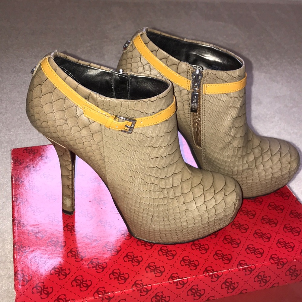Guess Gracia Ankle Booties